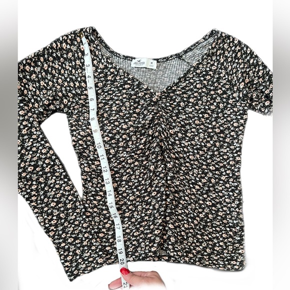 Hollister Black and White Floral Long Sleeve Top - Picture 4 of 11